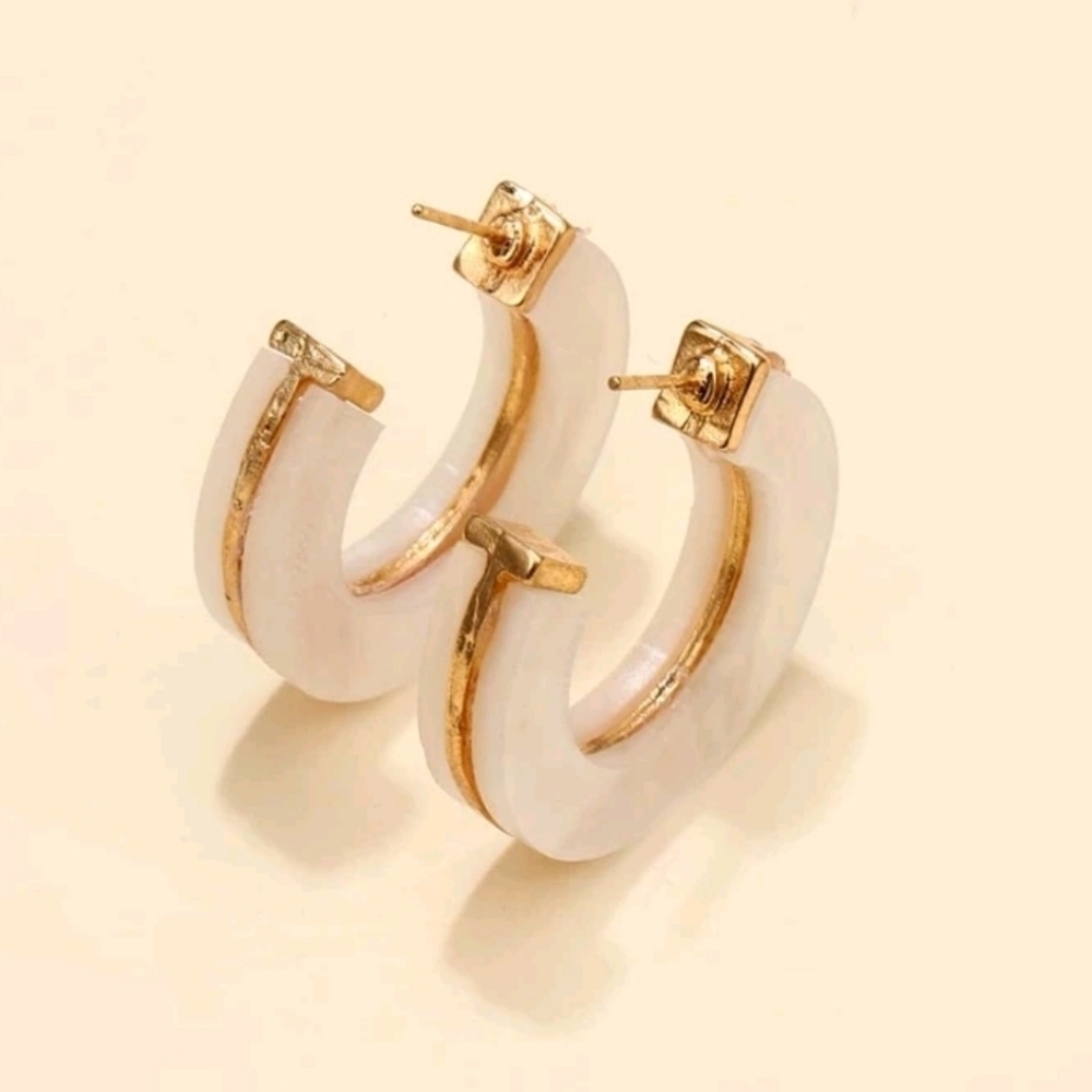 Gold Tone White Chunky Hoop Earrings Resin Statement Preppy Minimalist casual💖